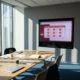 Wandgemonteerde monitor toont rode foutmeldingen boven moderne vergadertafel met documenten in minimalistisch kantoor
