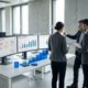 Softwareimplementatie planning in modern kantoor met consultants die tijdlijnen en interfaces bespreken aan bureau
