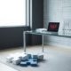 Moderne laptop met foutmeldingen op glazen bureau, puzzelstukjes en contracten in minimalistisch kantoor