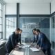 Professionele consultants bespreken implementatiedocumenten rond conferentietafel in modern kantoor met natuurlijk licht